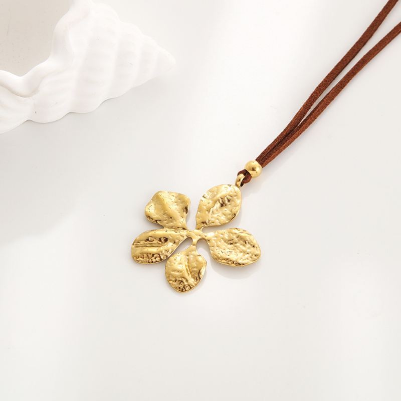 Metal Floral-shaped Pendant Modern Necklace