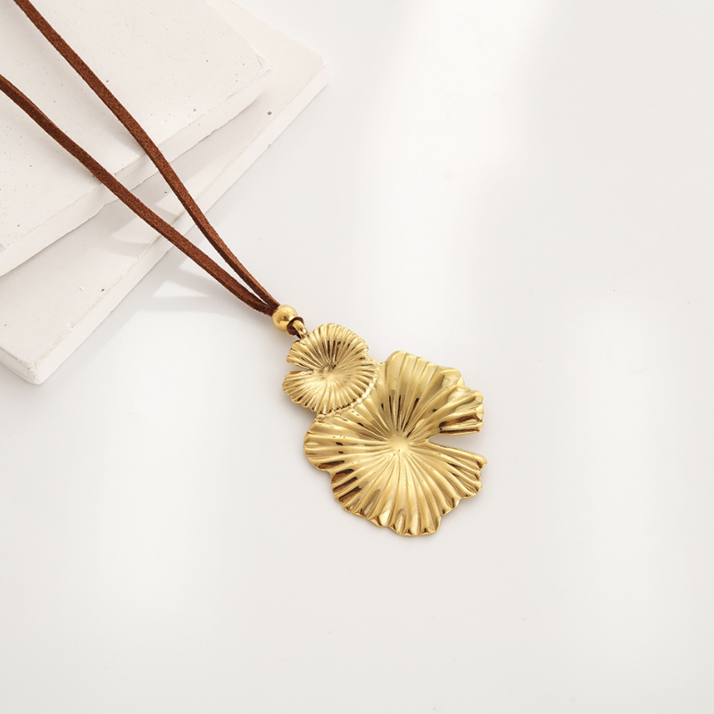 Metal Floral-shaped Pendant Modern Necklace